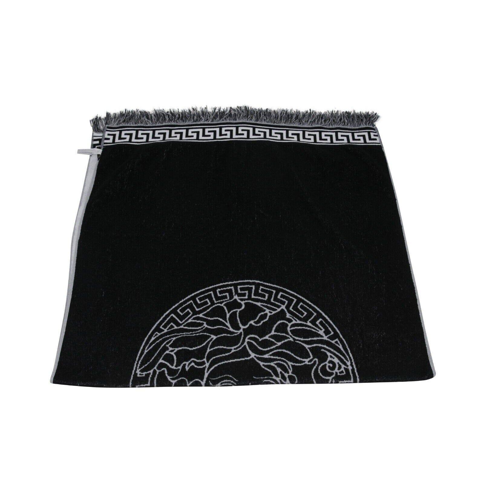 Versace Asciugamano con Frangia Greca Logo Testa di Medusa Nero Grigio Barocco in vendita 1