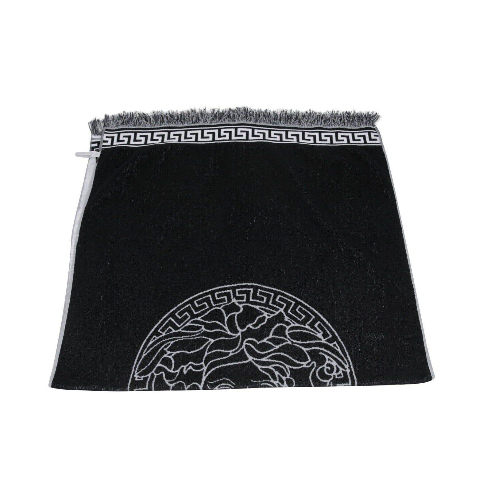 Versace Asciugamano con Frangia Greca Logo Testa di Medusa Nero Grigio Barocco in vendita 2