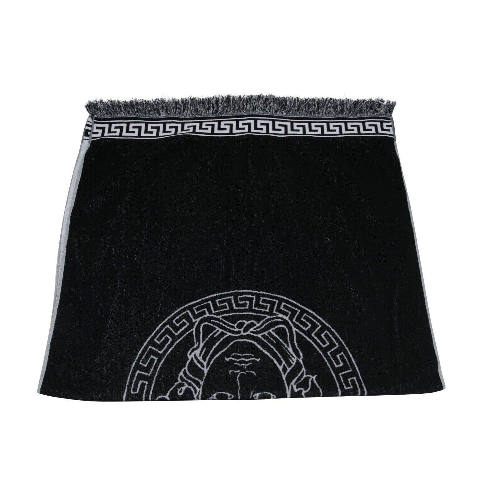Versace Asciugamano con Frangia Greca Logo Testa di Medusa Nero Grigio Barocco in vendita 3