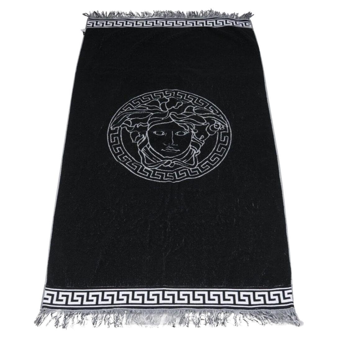 Versace Asciugamano con Frangia Greca Logo Testa di Medusa Nero Grigio Barocco in vendita