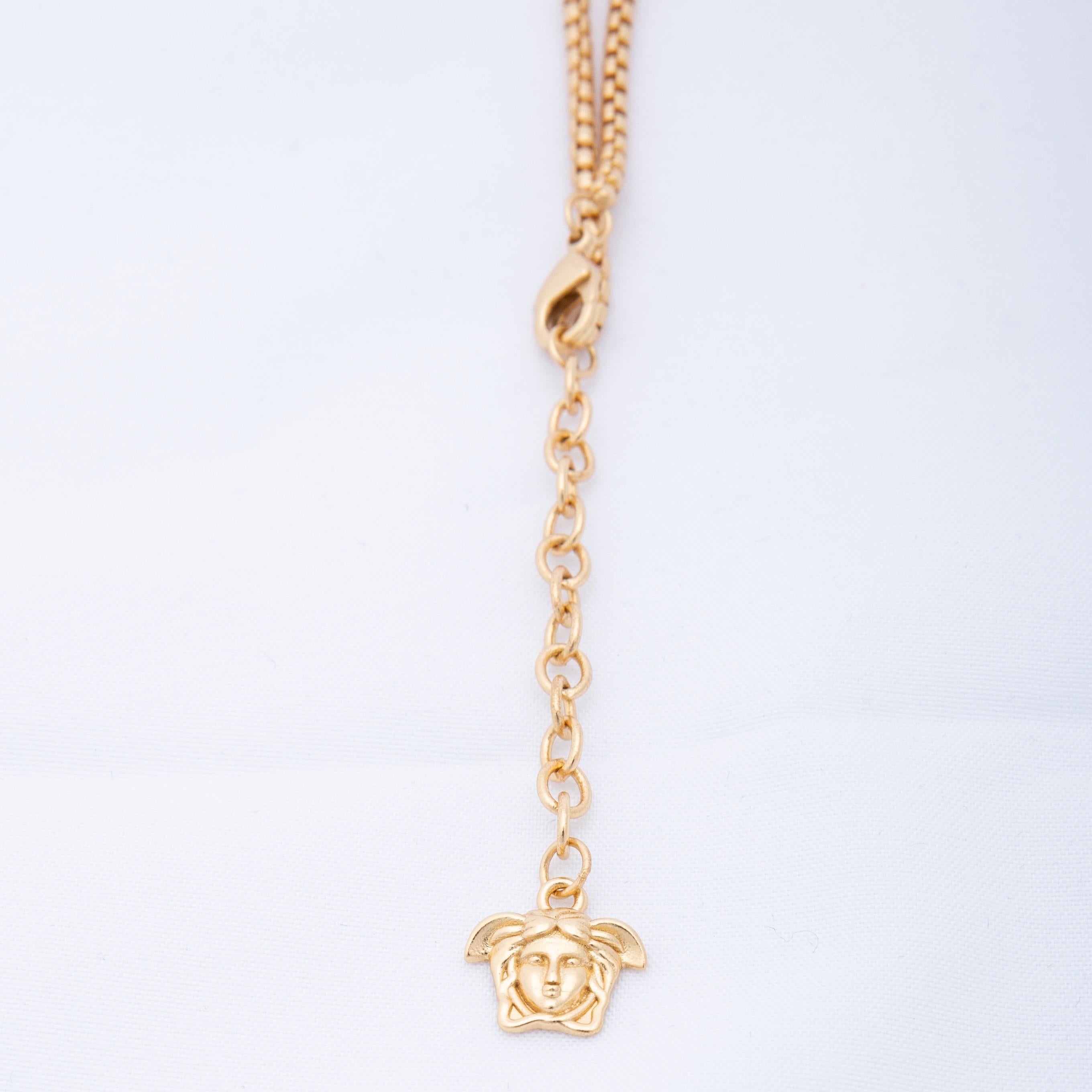 Versace Medusa Kopf Texturierte Anhänger Kette Goldfarbene Halskette mit Anhänger im Angebot 1