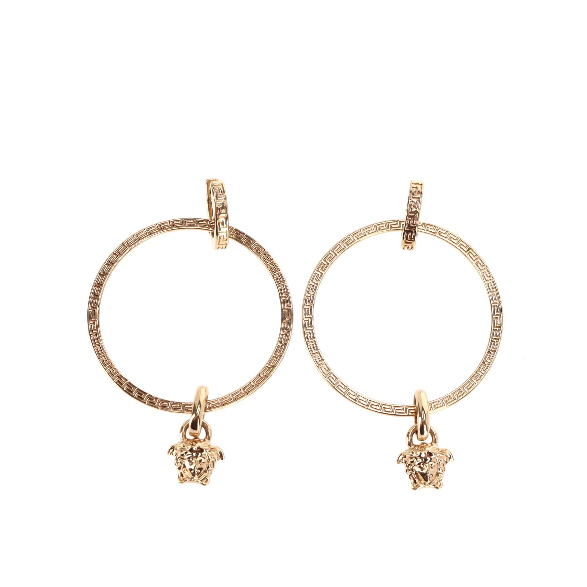 Versace Medusa Hoop Earrings

Large gold hoop earrings detailed with Greca motif engravement.

Detailed with signature branded Medusa head charm.

Size – One Size

Condition – Very Good (Small discolouration to rear)

Composition – Brass

Comes with