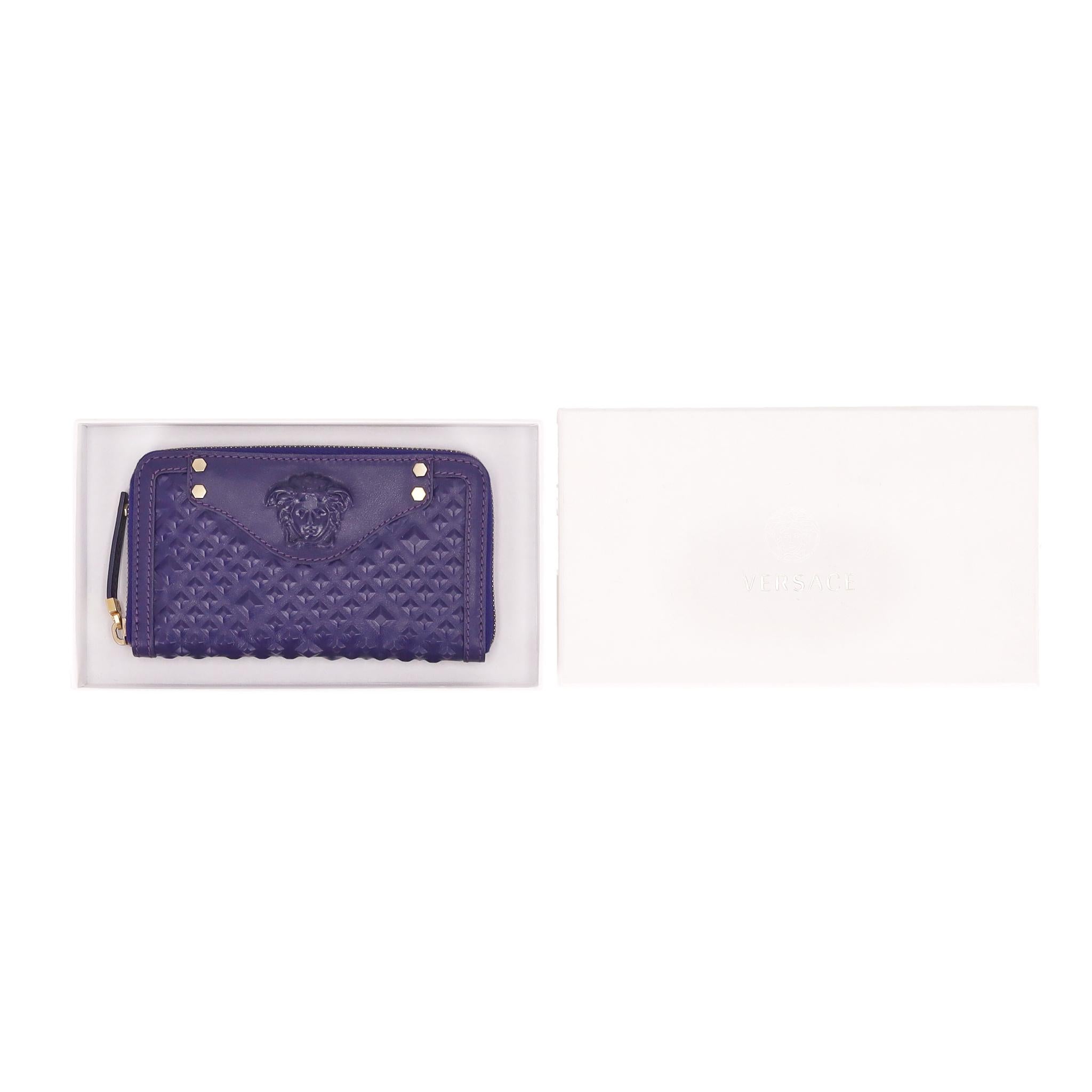 Versace Portefeuille en cuir Medusa

Portefeuille violet en cuir, orné au centre de la tête de Méduse, emblème de la marque.

Il est orné de panneaux texturés gaufrés en forme de diamant à l'avant et à l'arrière.

Le bracelet est muni d'une