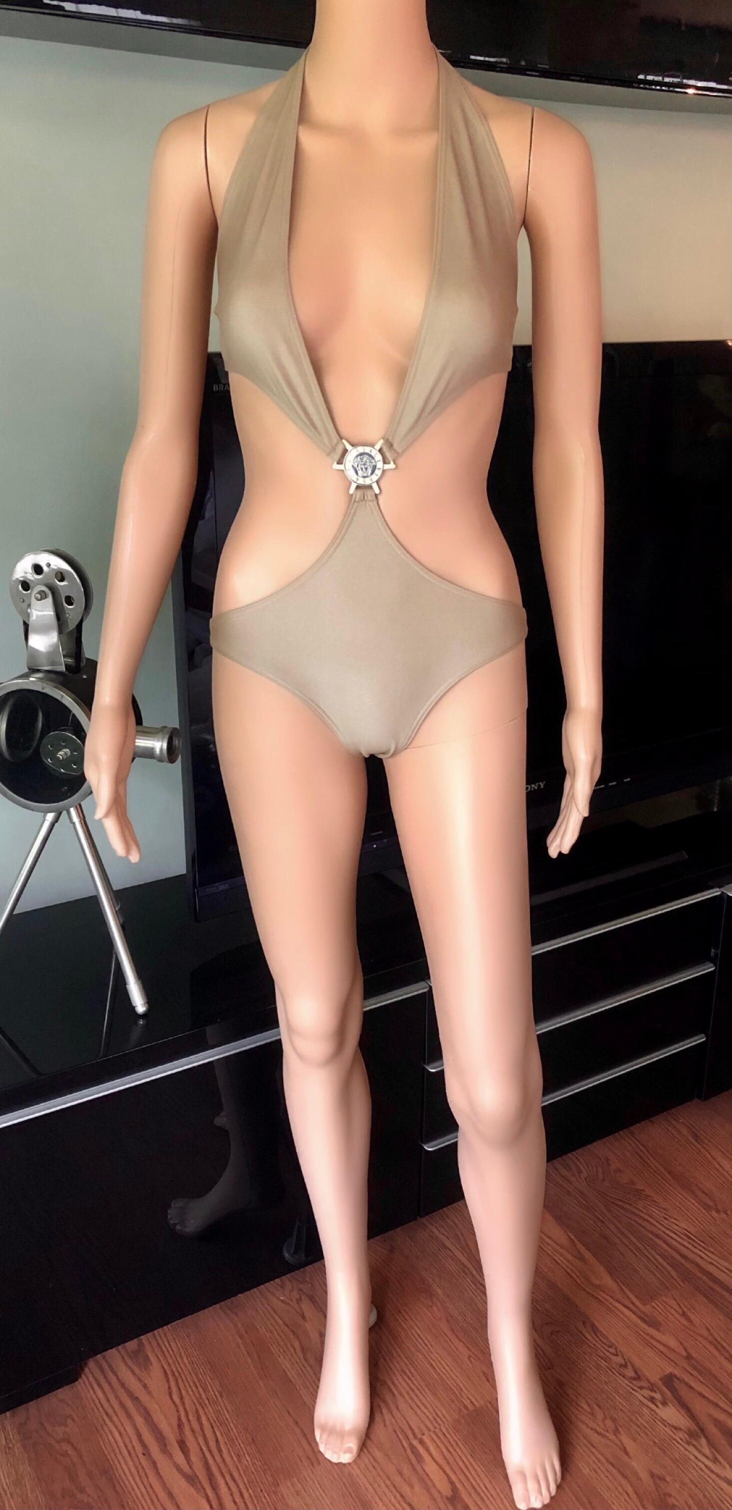 Badeanzug mit Medusa-Logo und tiefem Ausschnitt und offenem Rücken aus Goldmetallic von Versace (Braun) im Angebot