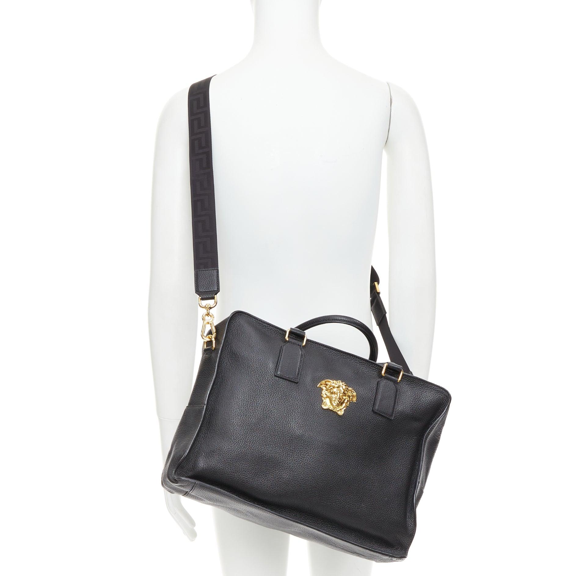 VERSACE Medusa Palazzo schwarzes Kalbsleder goldenes Emblem Laptop Aktentasche
Referenz: TGAS/E00783
Marke: Versace
Designer: Donatella Versace
Collection'S: SS2018
MATERIAL: Leder
Farbe: Schwarz, Gold
Muster: Solide
Verschluss: