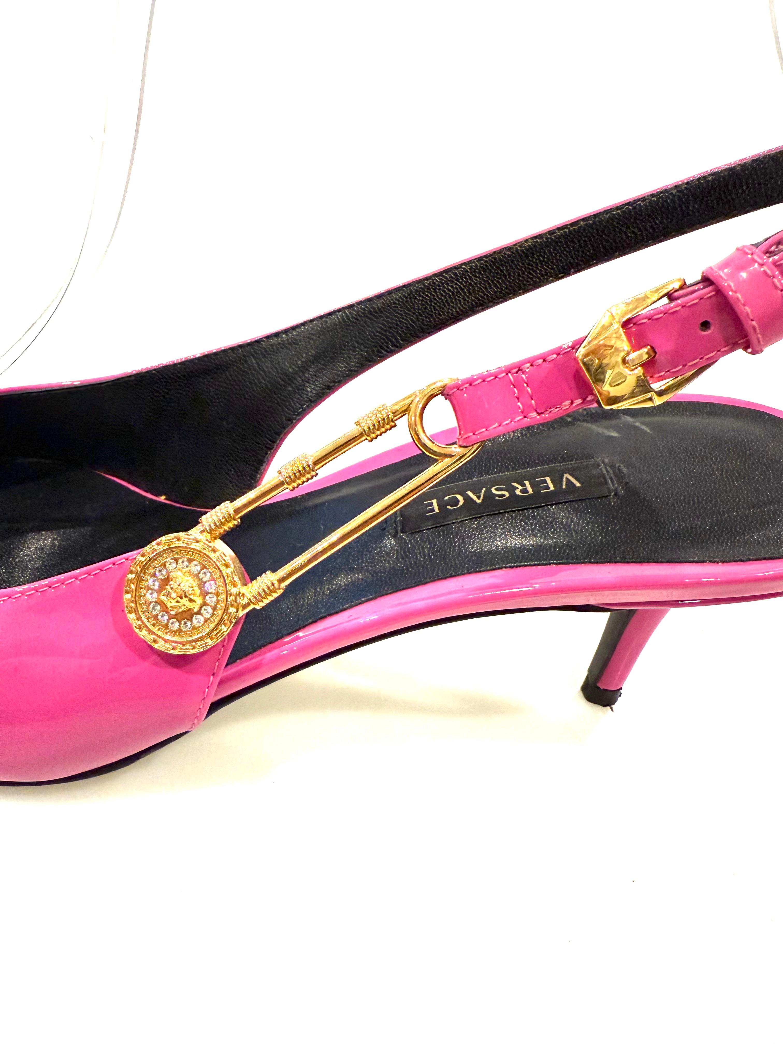 Versace Medusa Rosa Lackleder Slingback Pumps  Größe 39 im Angebot 5