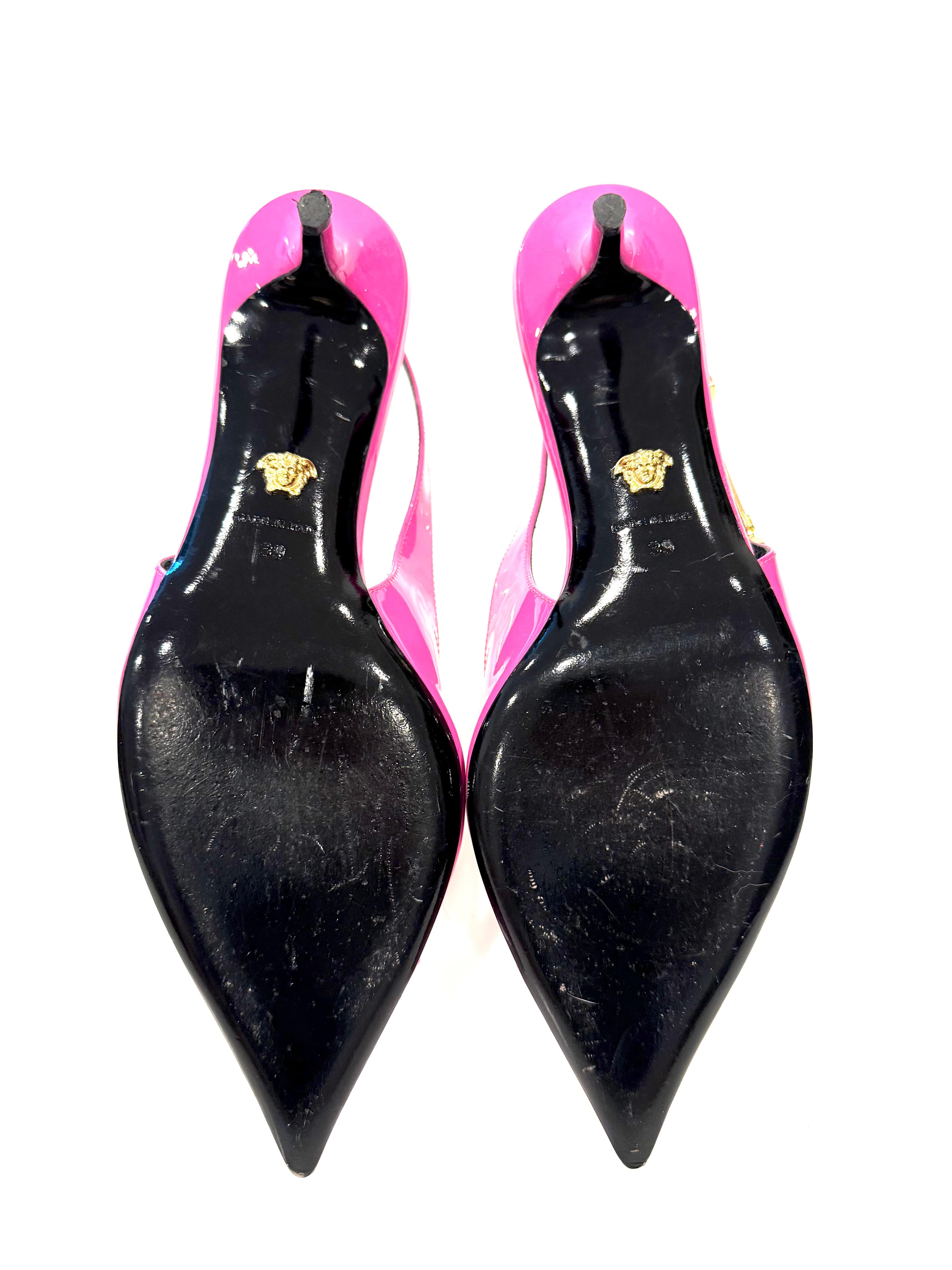 Versace Medusa Rosa Lackleder Slingback Pumps  Größe 39 im Angebot 8