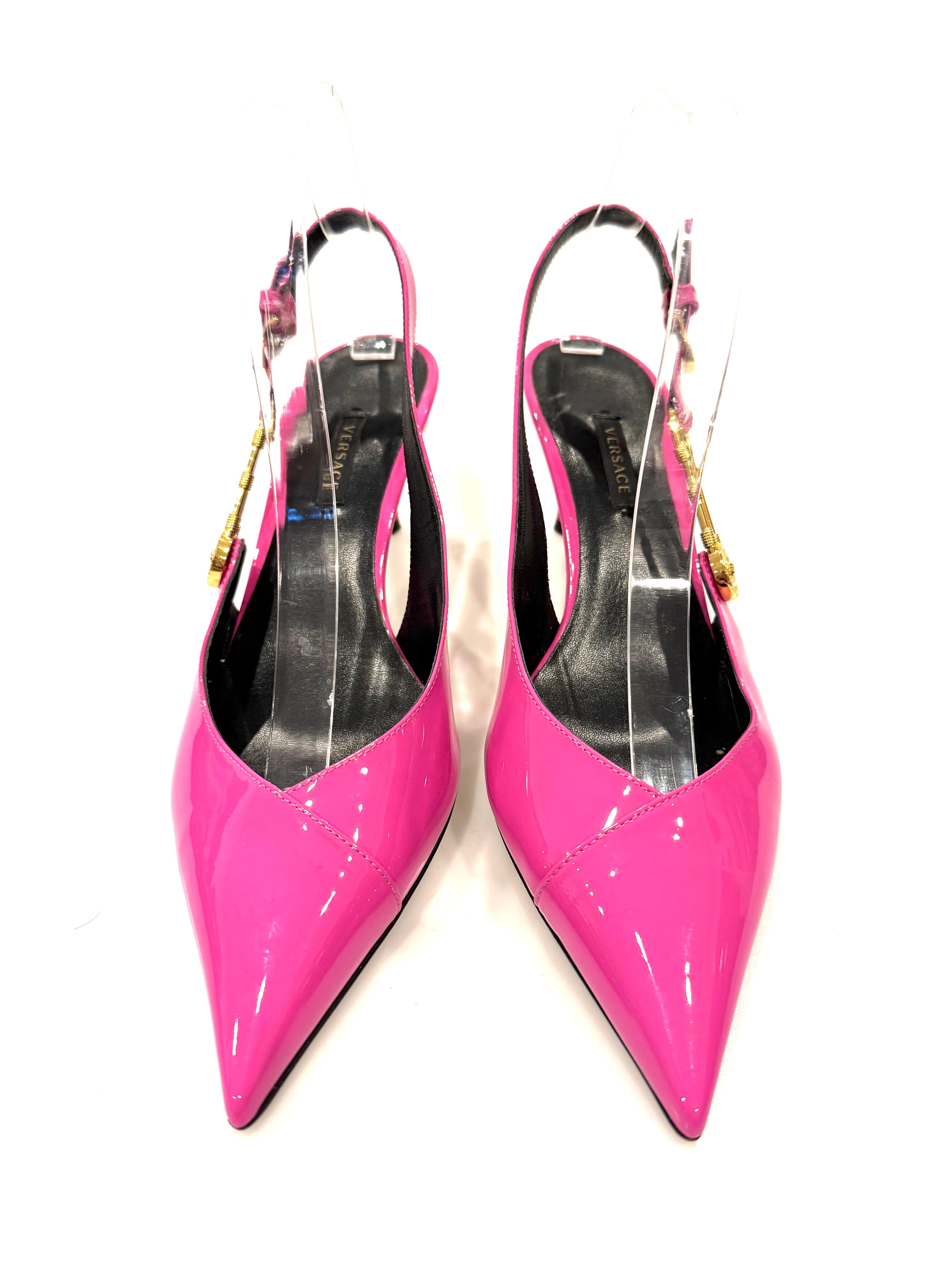 Versace Medusa Rosa Lackleder Slingback Pumps  Größe 39


Erhöhen Sie Ihren Stil mit diesen auffälligen Versace Medusa Slingback-Pumps aus leuchtend rosa Lackleder. Diese raffinierten Absätze zeichnen sich durch eine elegante spitze Spitze, ein