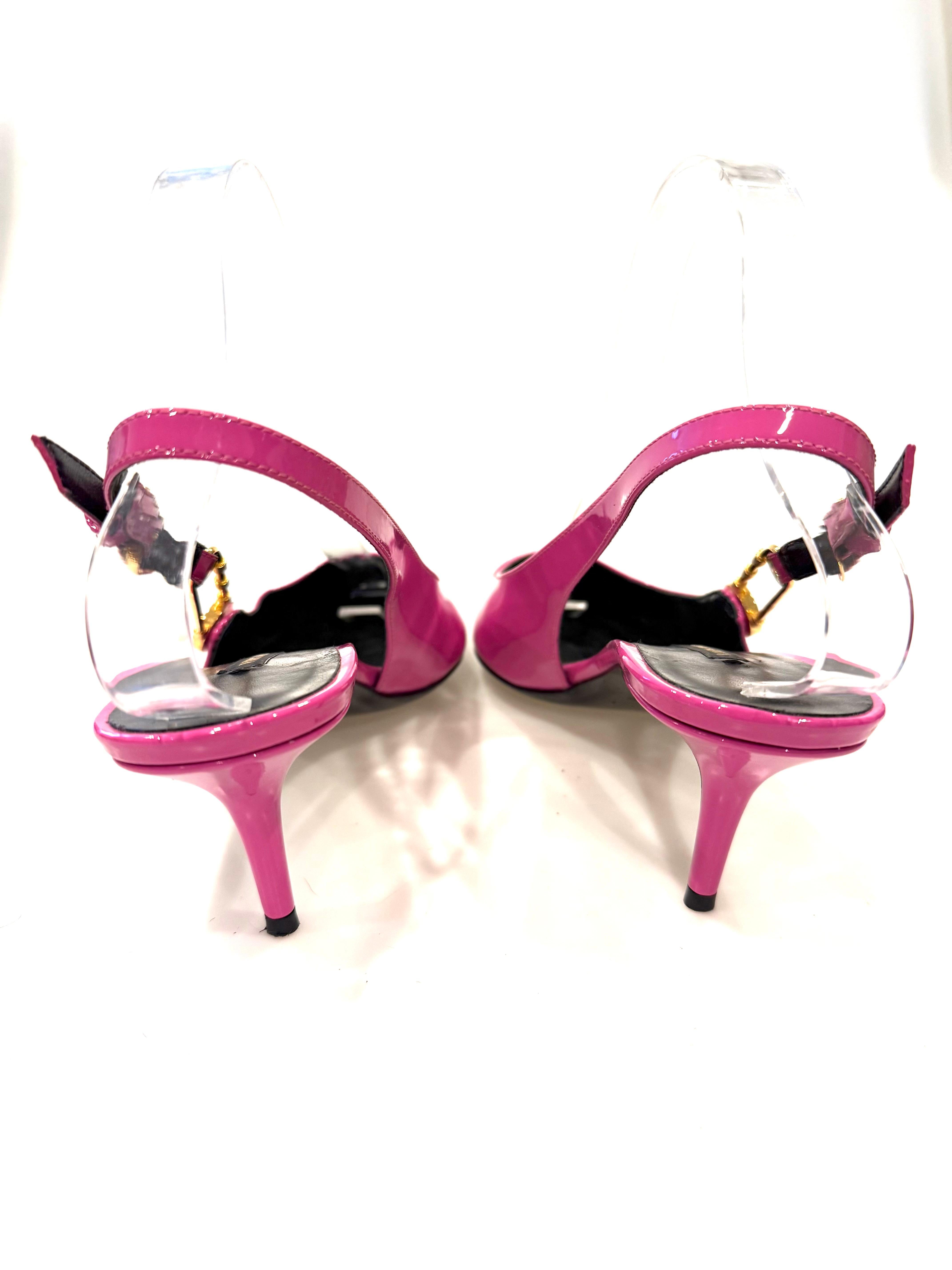 Versace Medusa Rosa Lackleder Slingback Pumps  Größe 39 (Pink) im Angebot
