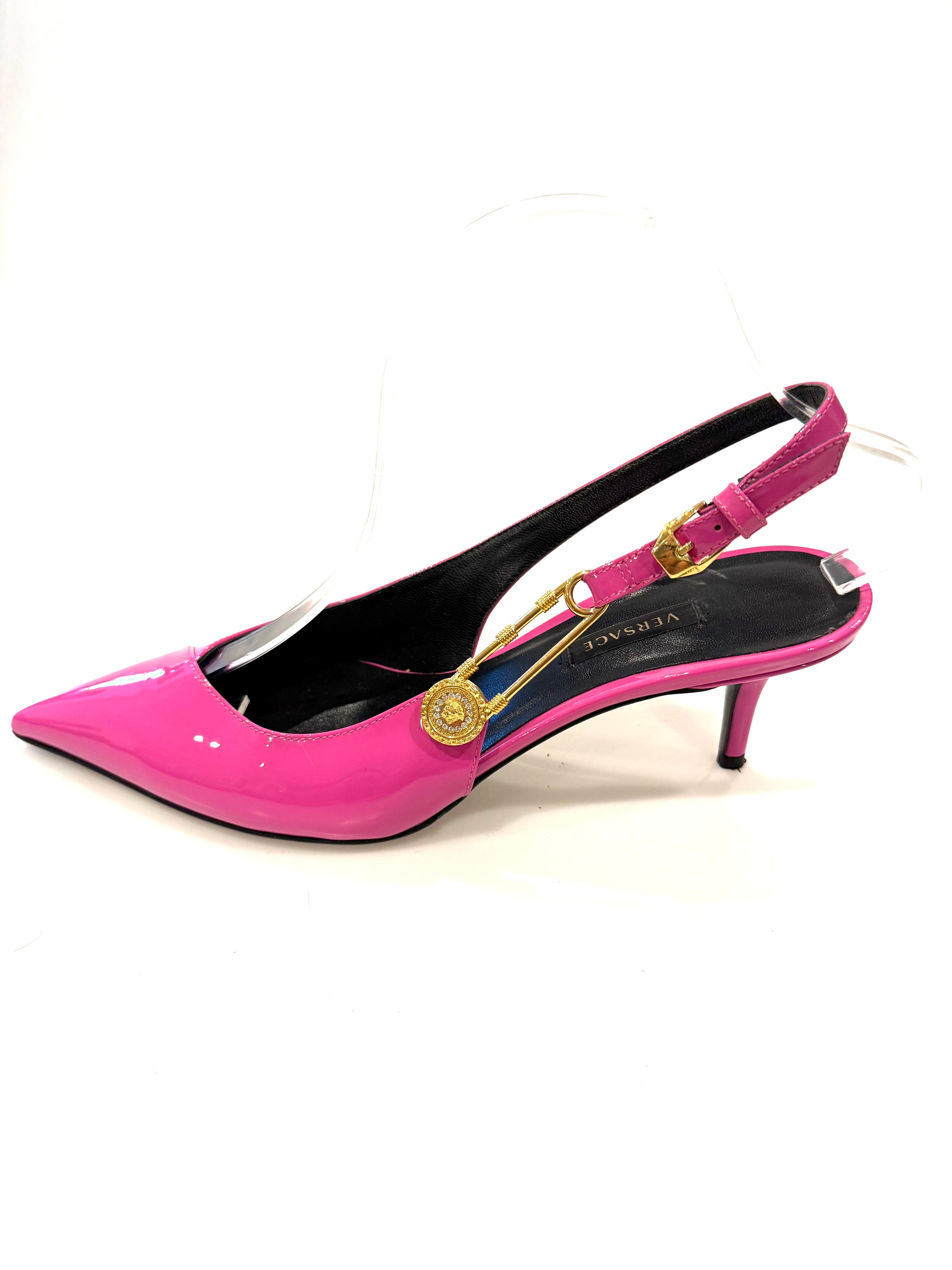 Versace Medusa Rosa Lackleder Slingback Pumps  Größe 39 im Zustand „Gut“ im Angebot in Woodland Hills, CA