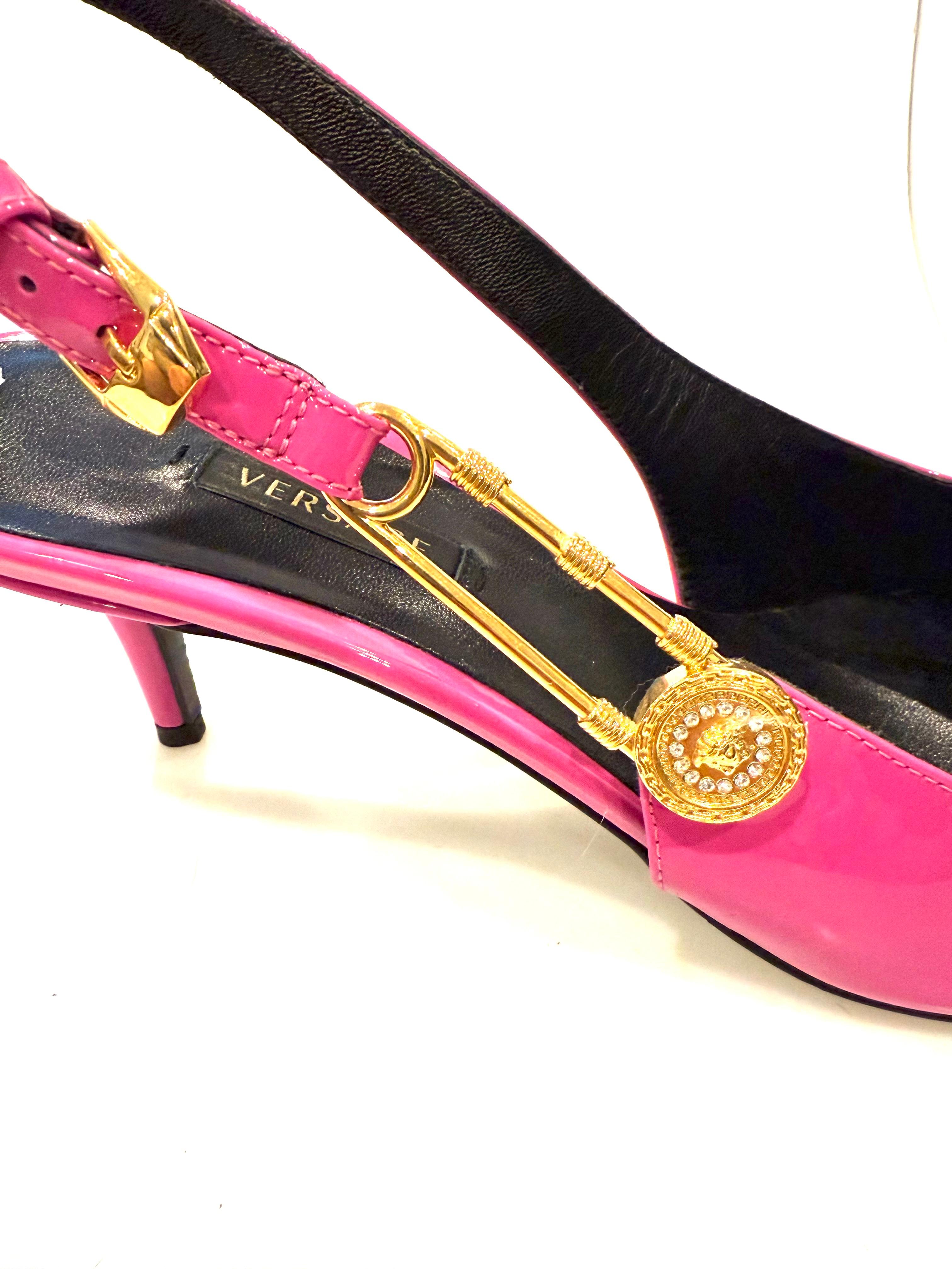 Versace Medusa Rosa Lackleder Slingback Pumps  Größe 39 im Angebot 4