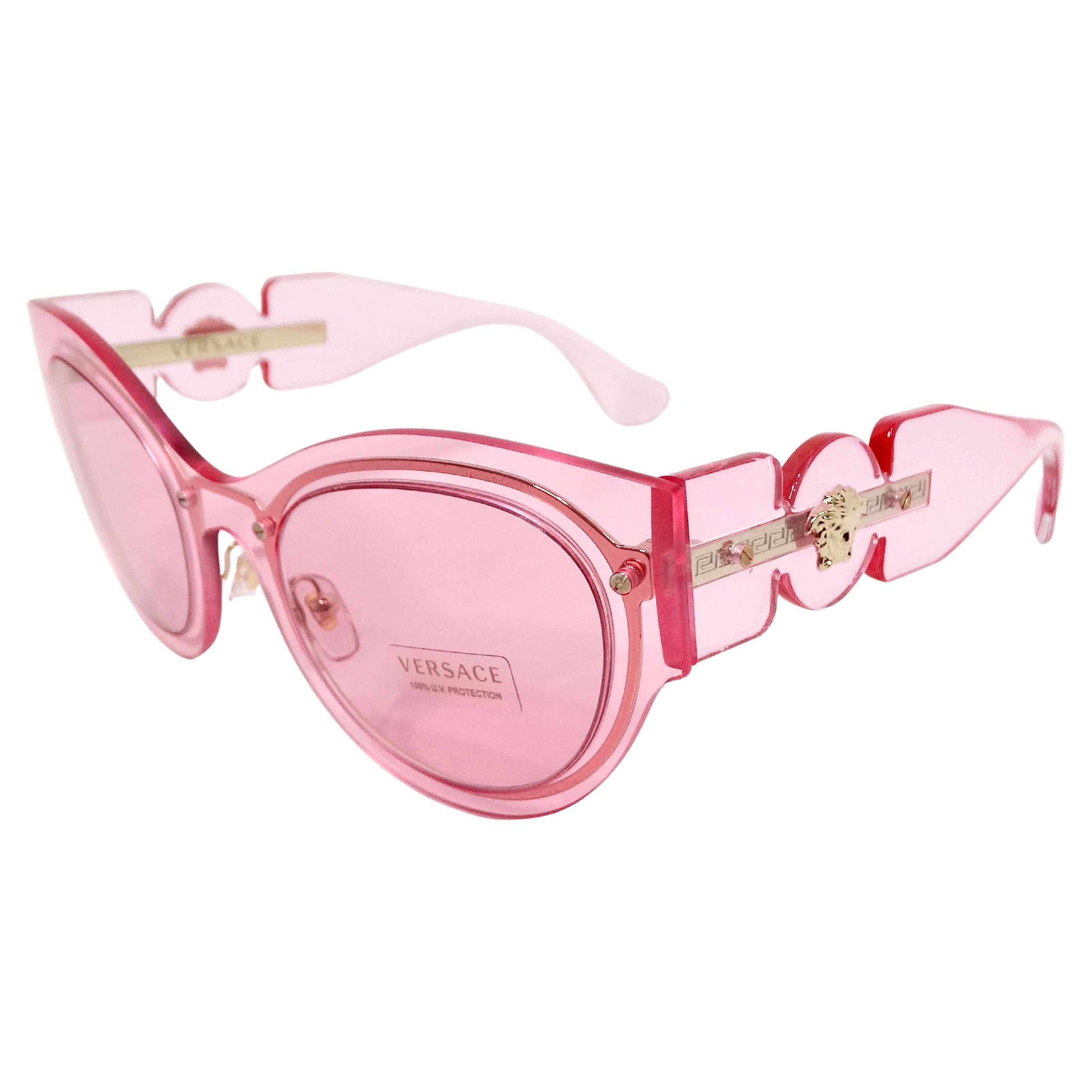 Las Gafas de Sol Versace Medusa Rosa Transparente con Montura de Mariposa circa Y2K encarnan la opulencia y el glamour característicos de la moda de principios de la década de 2000. Estas gafas de sol tienen una atrevida montura en forma de mariposa
