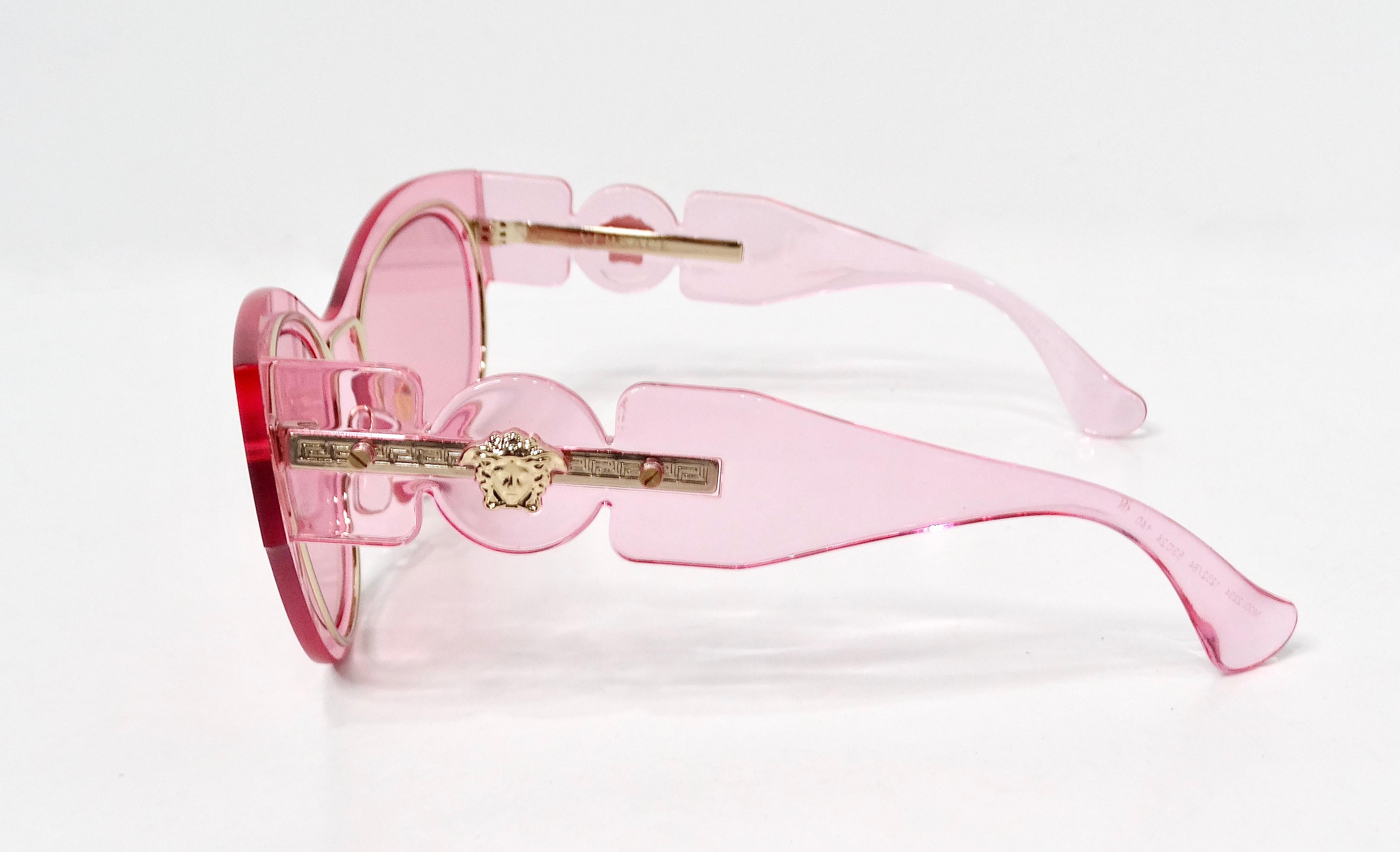 Gafas de sol con montura de mariposa Versace Medusa rosa transparente circa Y2K en Bueno estado para la venta en Scottsdale, AZ