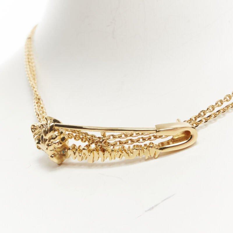 VERSACE Medusa Safety Pin pendant gold tone nickel short necklace choker
Reference: TGAS/B01116
Brand: Versace
Designer: Donatella Versace
Model: Safety pin necklace
Material: Nickel
Color: Gold
Closure: Clasp
Extra Details: Gold-tone nickel. Safety