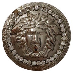 Versace Medusa Silberne Metallmünze mit Strasssteinen