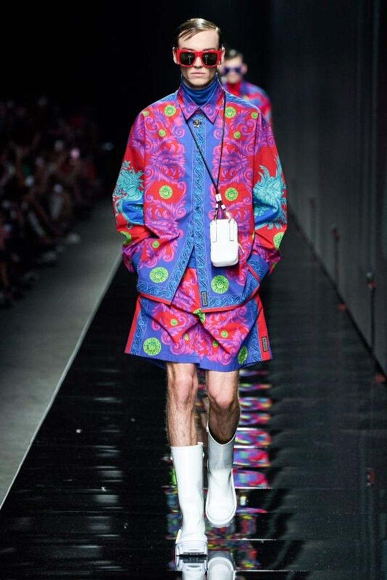 VERSACE Medusa Trionfo Garden blue purple Barocco print swim shorts IT4 M
Reference: TGAS/C00360
Brand: Versace
Designer: Donatella Versace
Model: ABU30003 A236646 A7000
Collection: Medusa Trionfo
Material: Polyester
Color: Blue, Purple
Pattern: