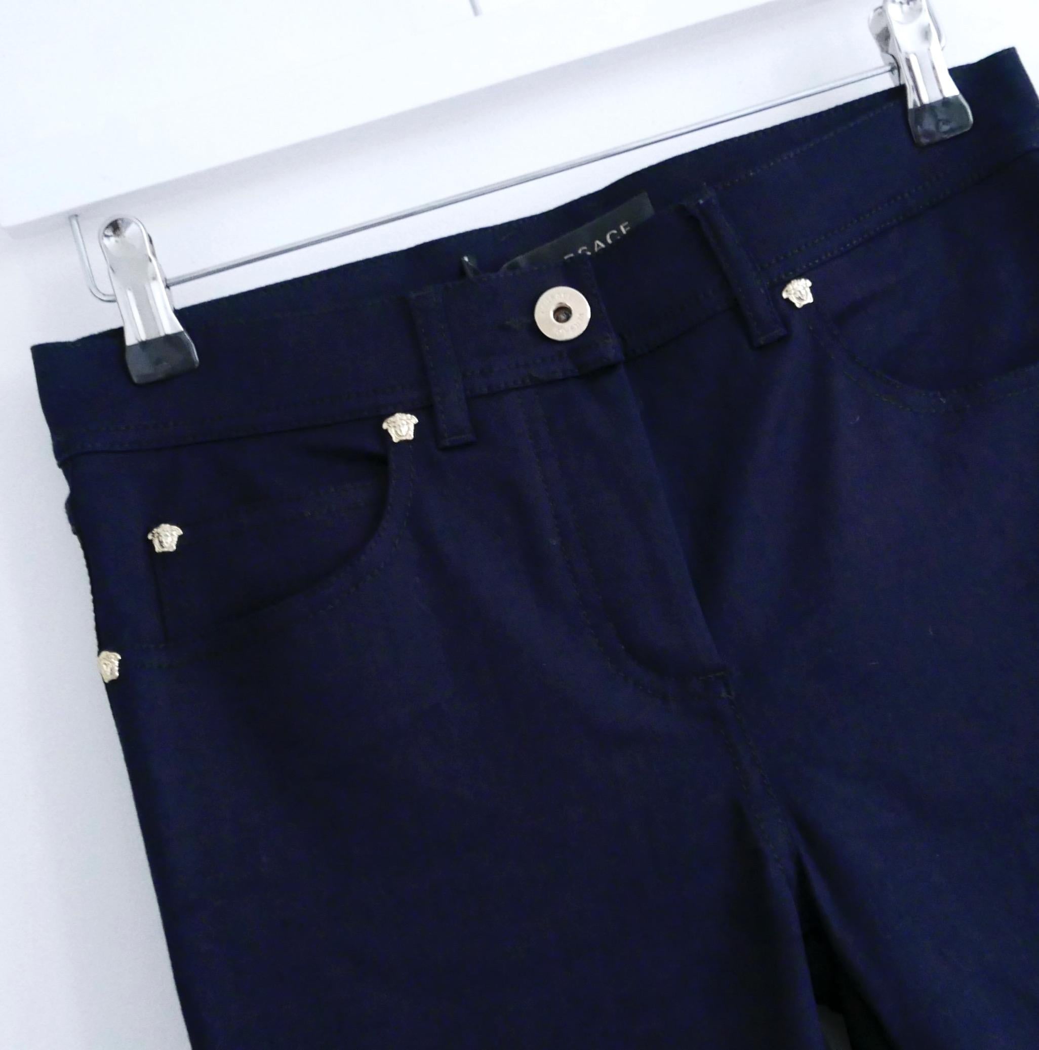 Super luxe Versace Jeans - gekauft für £475 und neu mit Etikett. Sie haben eine Vorderseite aus marineblauem Baumwollmix-Denim und eine dehnbare, leicht glänzende, dicke Rückseite aus schwarzem Jersey mit kontrastierenden Taschen in Marineblau. Mit