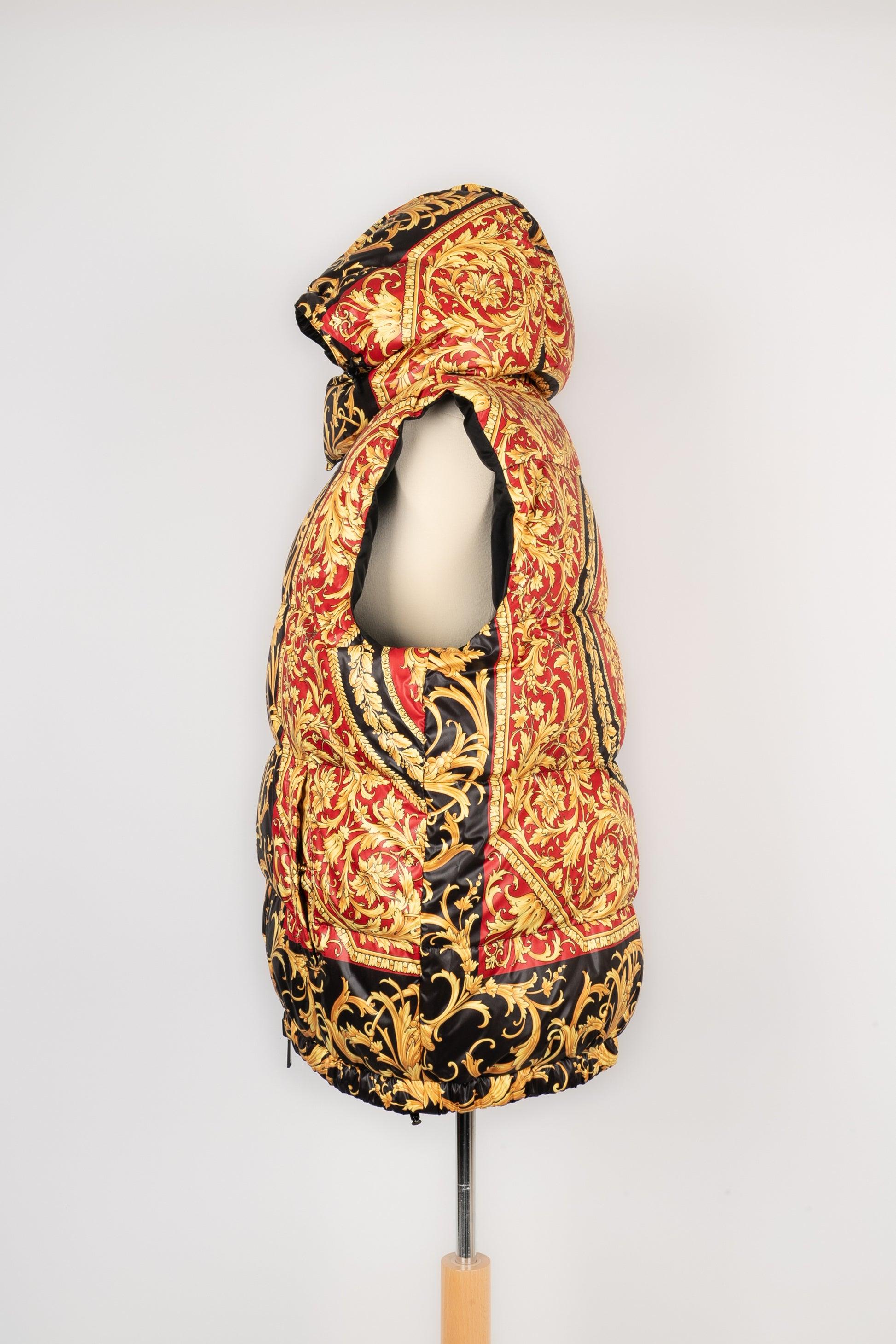 Versace - (Made in Italy) Black reversible down jacket made of goose feathers, with a lining decorated with Versace-colors patterns. Size 52IT.

Additional information:
Condition: Very good condition
Dimensions: Shoulder width: 46 cm - Chest: 65 cm