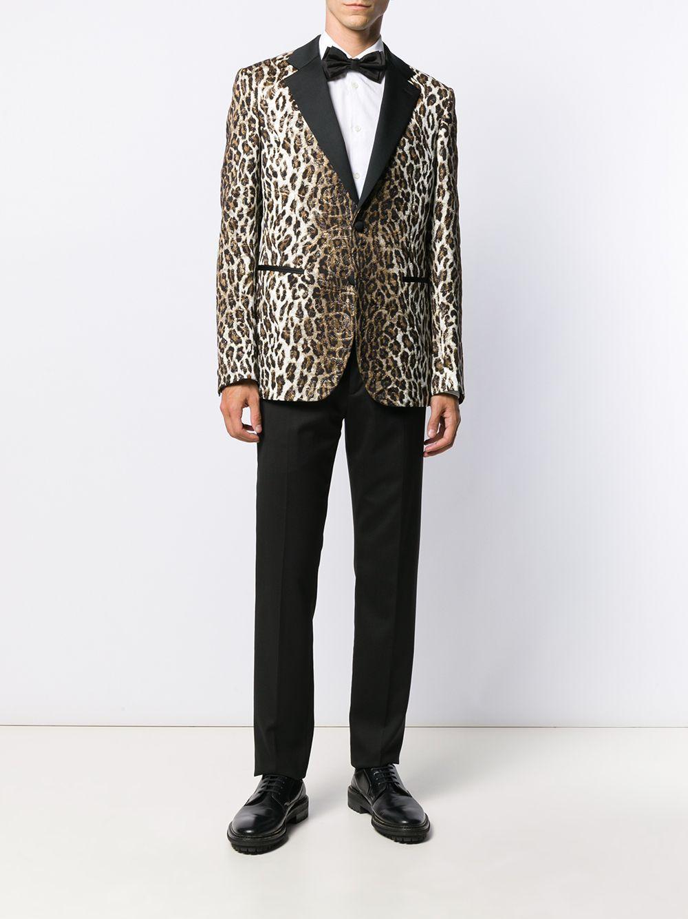 Versace FW19 Mens Jacquard Leopard Print Tuxedo Jacket / Blazer

Want to leave a lasting first impression? Just put on this jacquard leopard print blazer from Versace. Whoever you meet will never forget your daring choice of tailoring. Featuring a