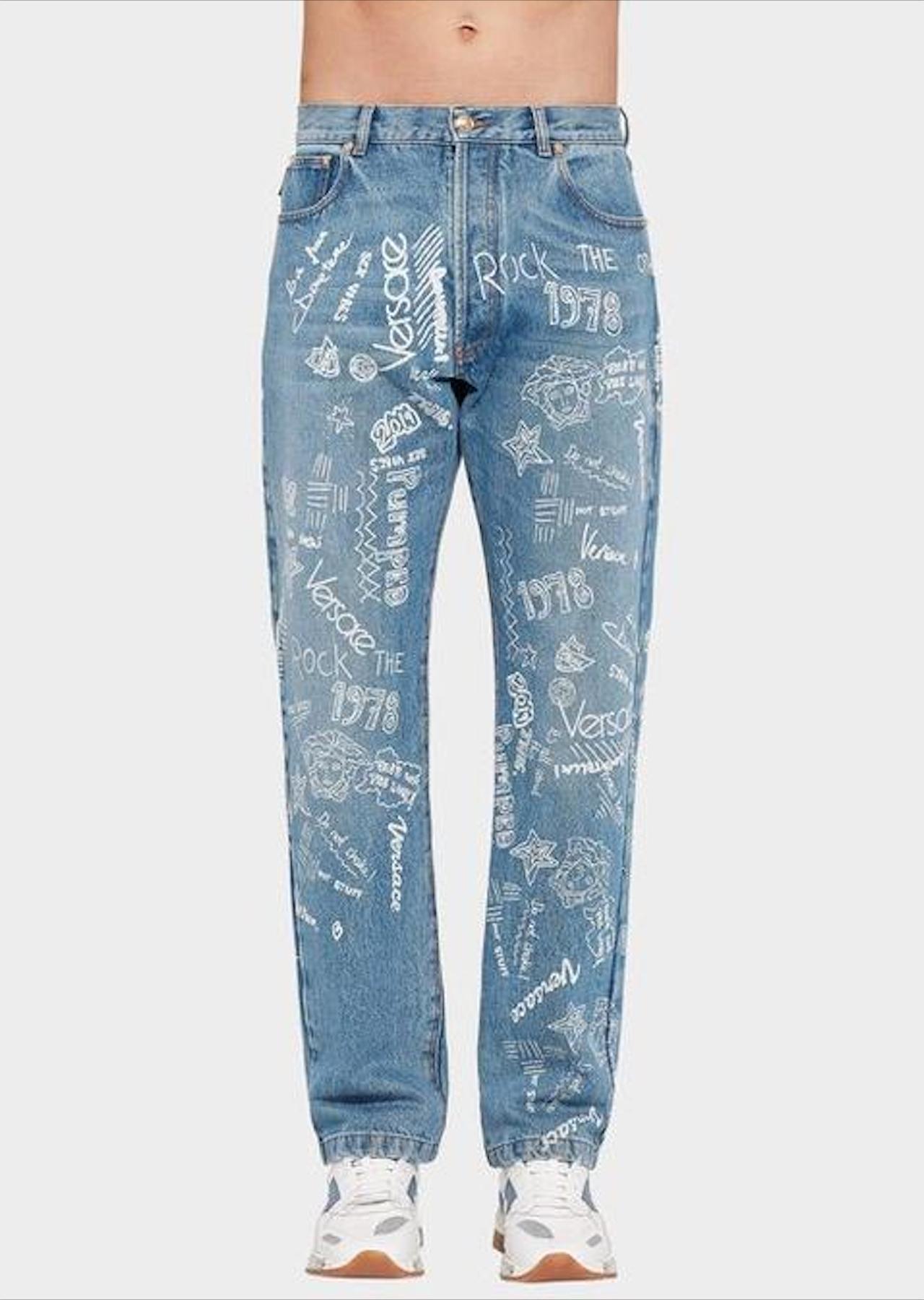Herren „Love From Donatella“ Mid-Blaue Doodle-graphic Mid Rise Jeans Größe 32 im Angebot 3