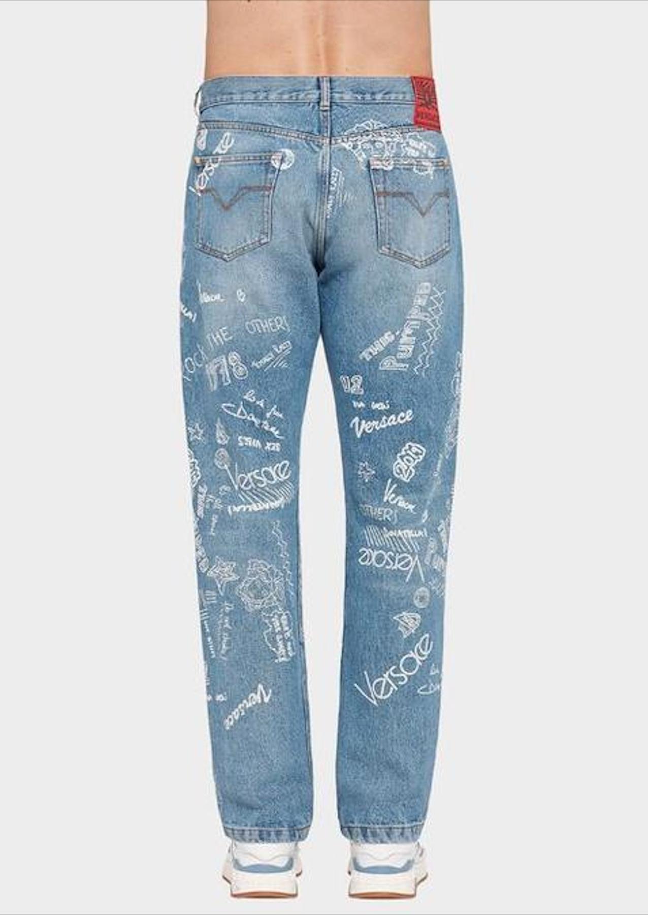 Herren „Love From Donatella“ Mid-Blaue Doodle-graphic Mid Rise Jeans Größe 32 im Angebot 4