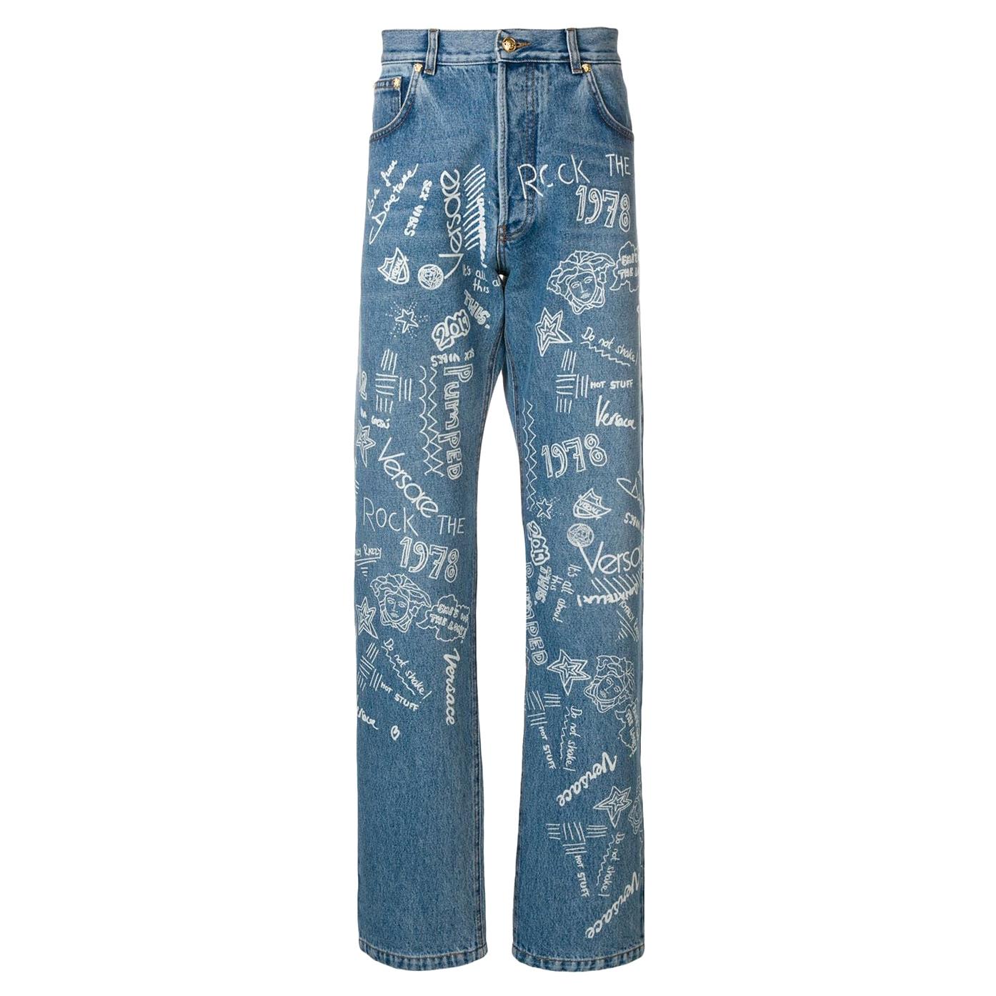 Herren „Love From Donatella“ Mid-Blaue Doodle-graphic Mid Rise Jeans Größe 32 im Angebot