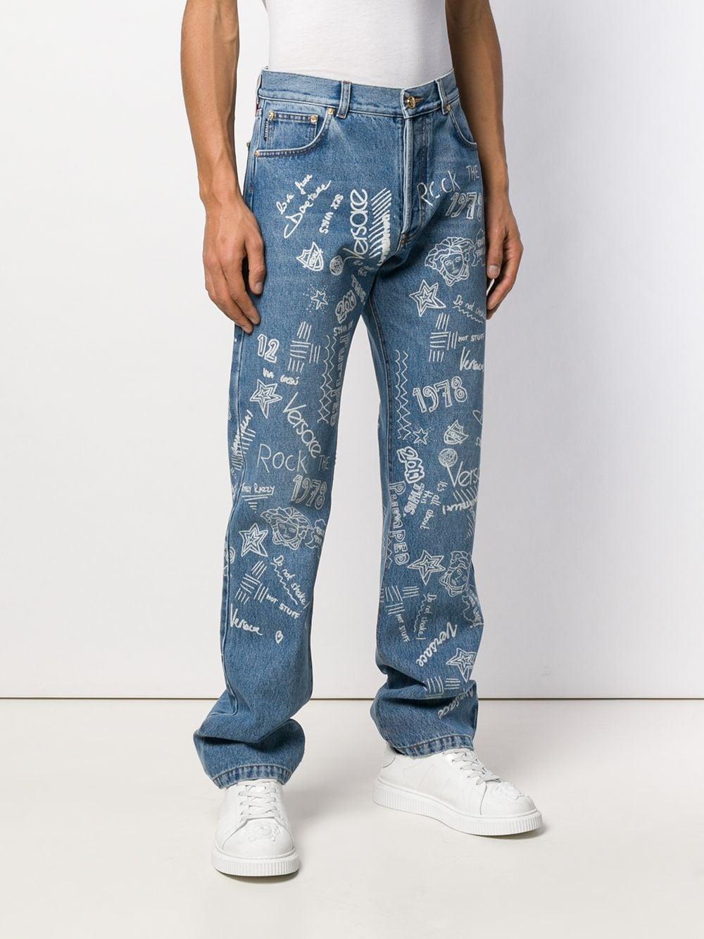 Herren „Love From Donatella“ Mid-Blaue Doodle-graphic Mid Rise Jeans Größe 34 im Zustand „Neu“ im Angebot in Paradise Island, BS