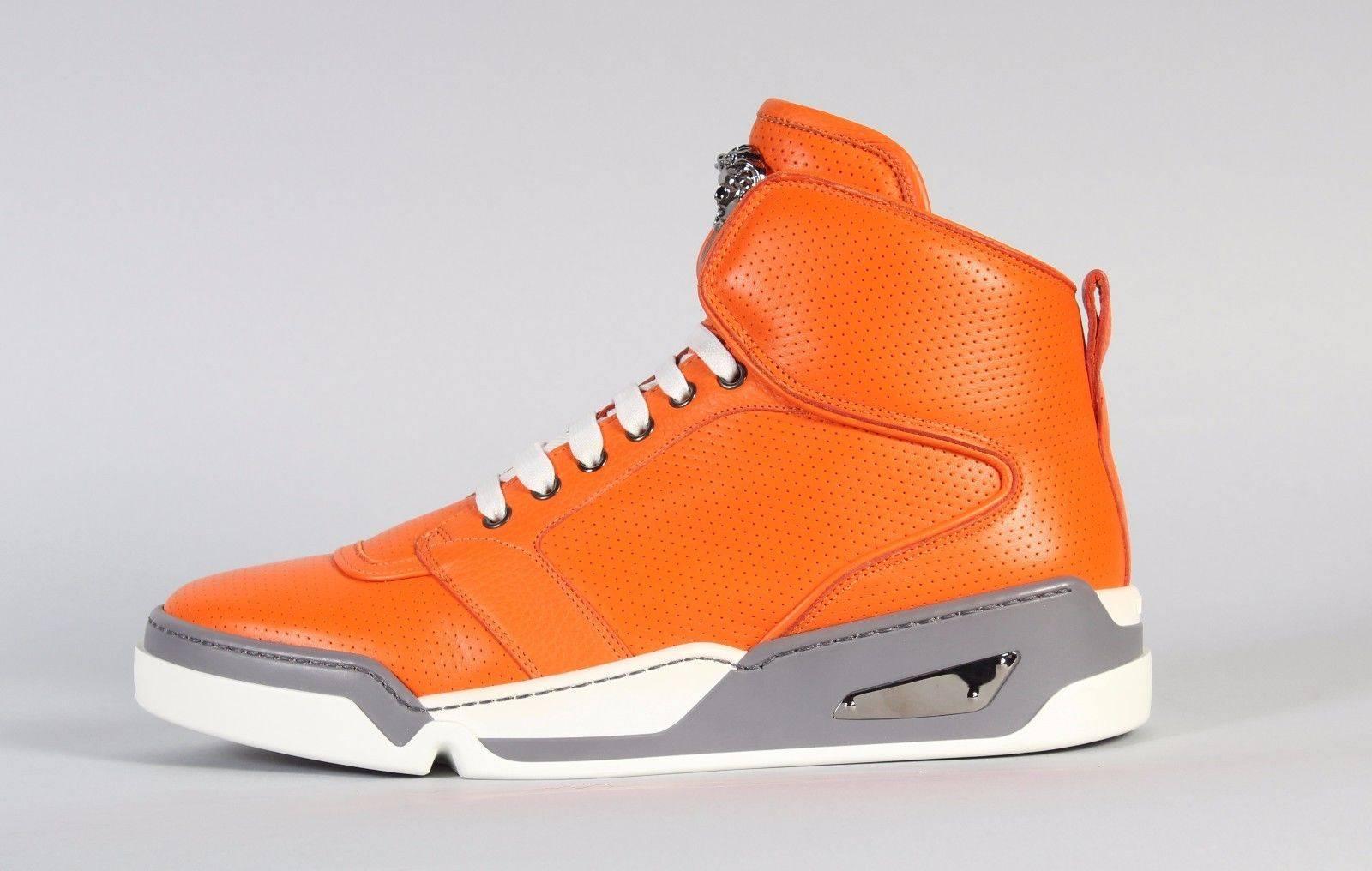 Versace Herren Orange Perforierte Leder High-Top Sneakers  im Zustand „Neu“ im Angebot in Montgomery, TX