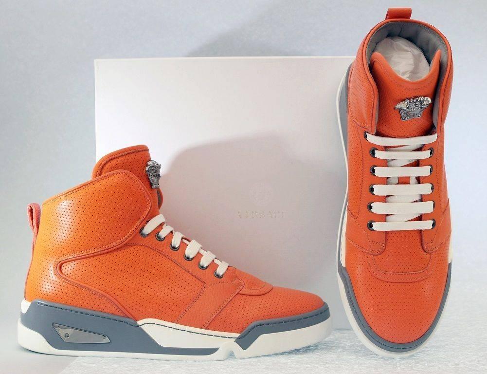 Versace Herren Orange Perforierte Leder High-Top Sneakers  im Angebot 6