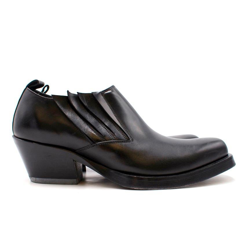 Versace Men's Stivaletto Vitello Shoes

- Square toe
- Pull tab to the back of the heel
- Cuban style heel
- Concealed elasticated sides to slip on with ease
- Wooden heel and sole

Please note, these items are pre-owned and may show some signs of