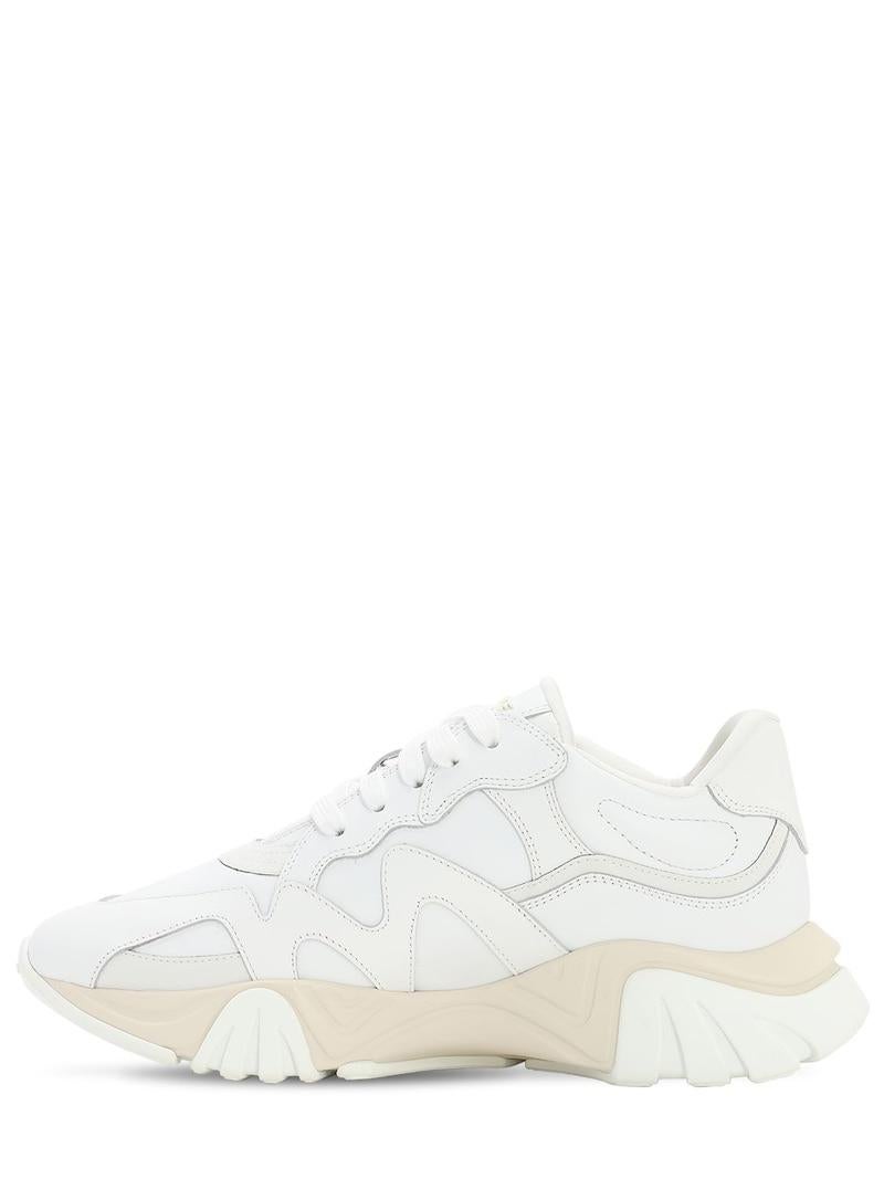 Herren Squalo Sneakers aus Leder/Segeltuch in Weiß und Beige von Versace Größe 41 (Grau) im Angebot