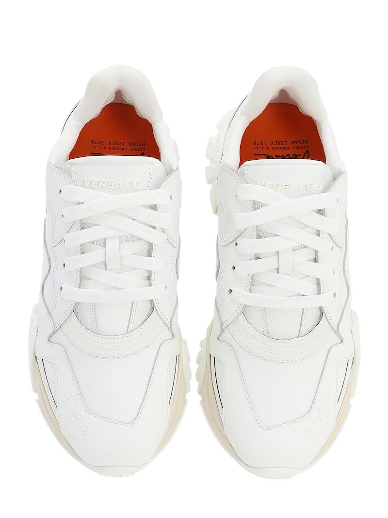Herren Squalo Sneakers aus Leder/Segeltuch in Weiß und Beige von Versace Größe 41 im Angebot 1