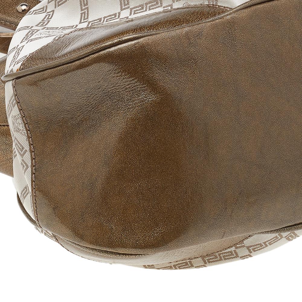 Borsa a tracolla in tela e pelle Versace oro metallizzato/crema Signature In condizioni buone a Dubai, Al Qouz 2