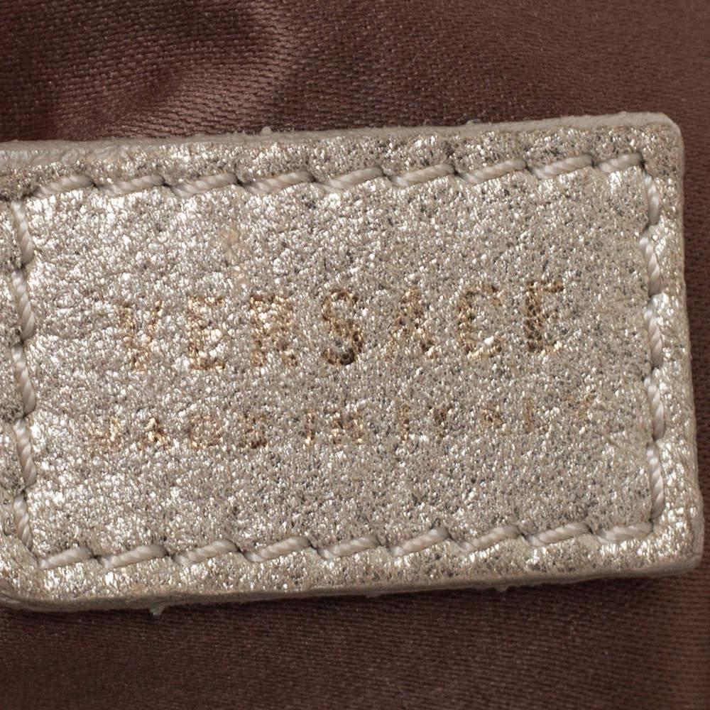 Versace Sac à main en toile et cuir doré/crème métallisé avec bouton-pression « Snap Out Of It » en vente 1