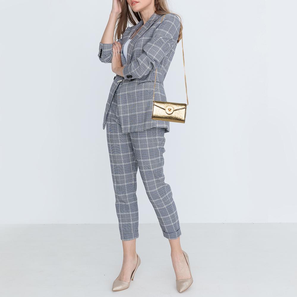 Progettato alla perfezione e realizzato in pelle di alta qualità, questo portafoglio sarà il tuo accessorio preferito. Elegante e raffinato, questo portafoglio di Versace presenta il motivo della Medusa sulla patta frontale, un interno funzionale e
