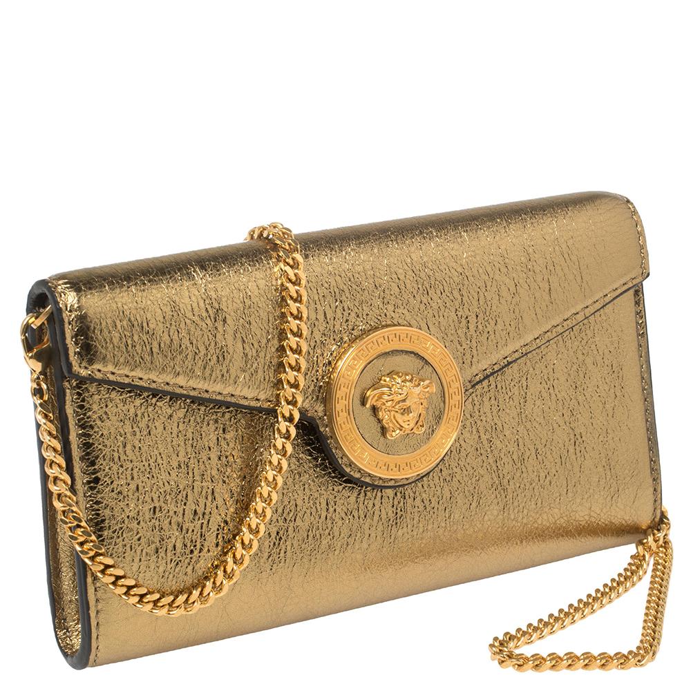 Portafoglio Medusa in pelle oro metallizzato Versace con catena In condizioni buone a Dubai, Al Qouz 2
