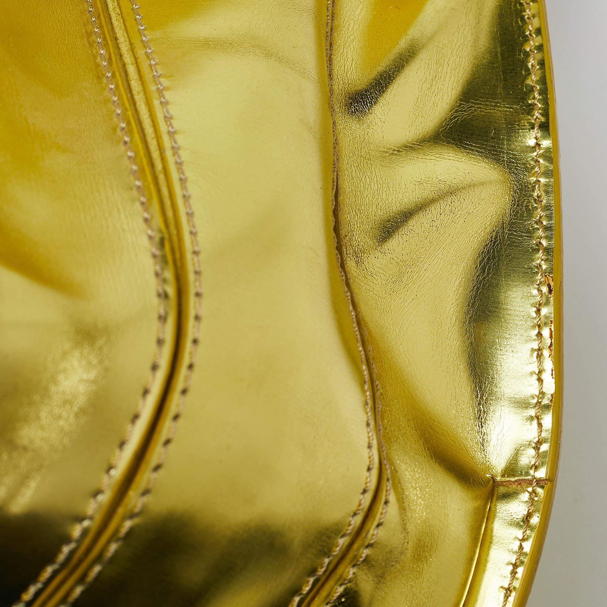 Versace Hobo à rabat en cuir verni vert métallisé en vente 11