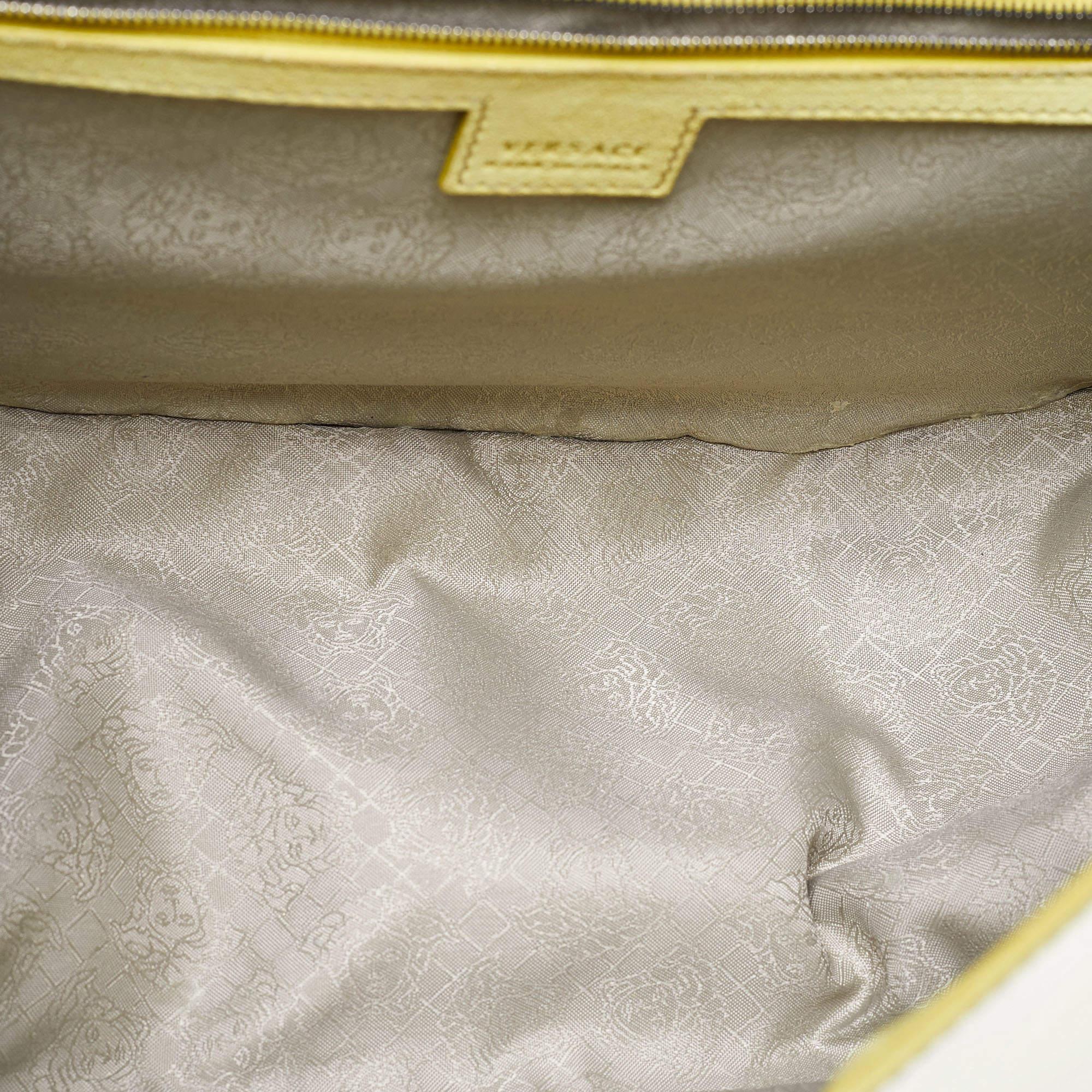 Versace Hobo à rabat en cuir verni vert métallisé en vente 4