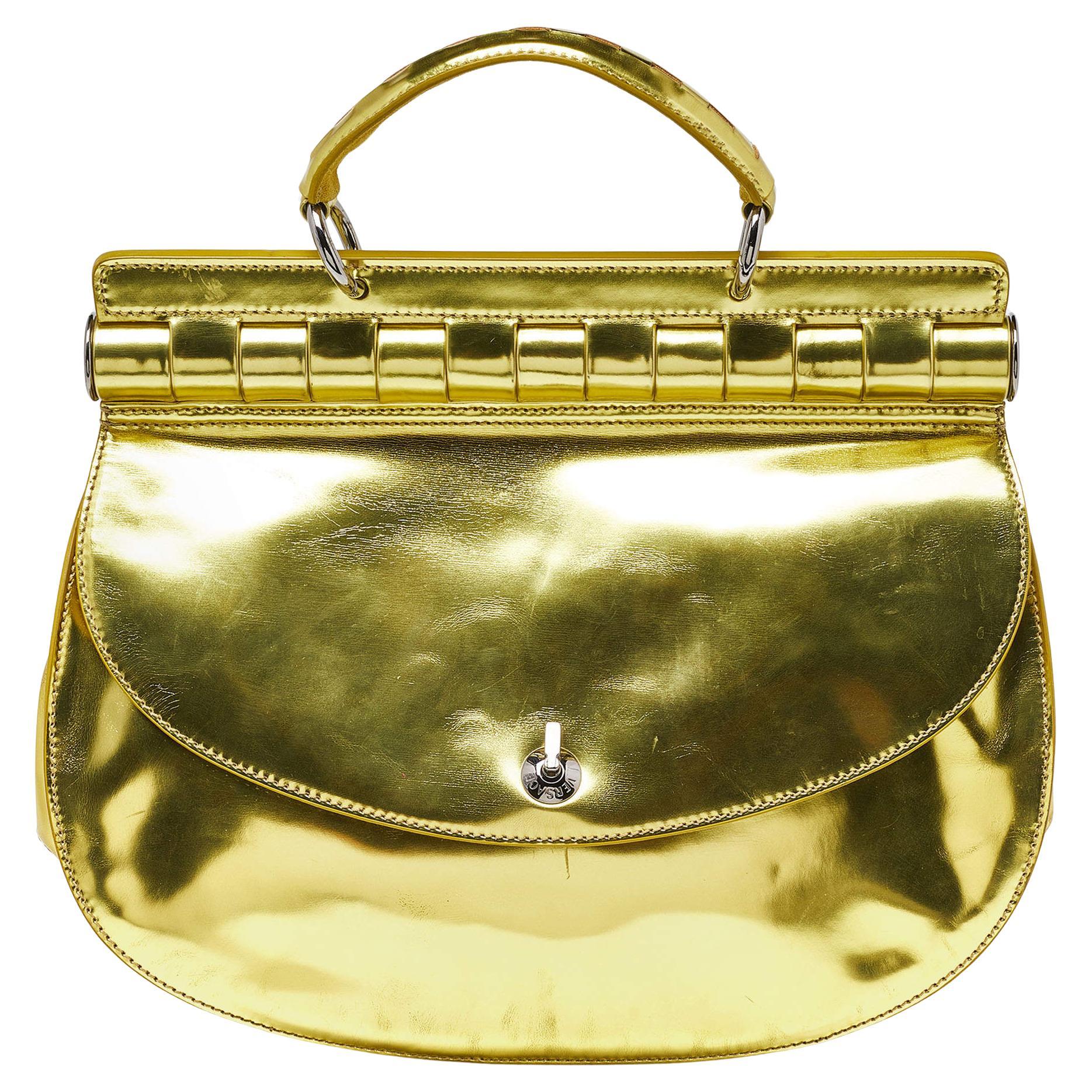 Versace Hobo à rabat en cuir verni vert métallisé en vente