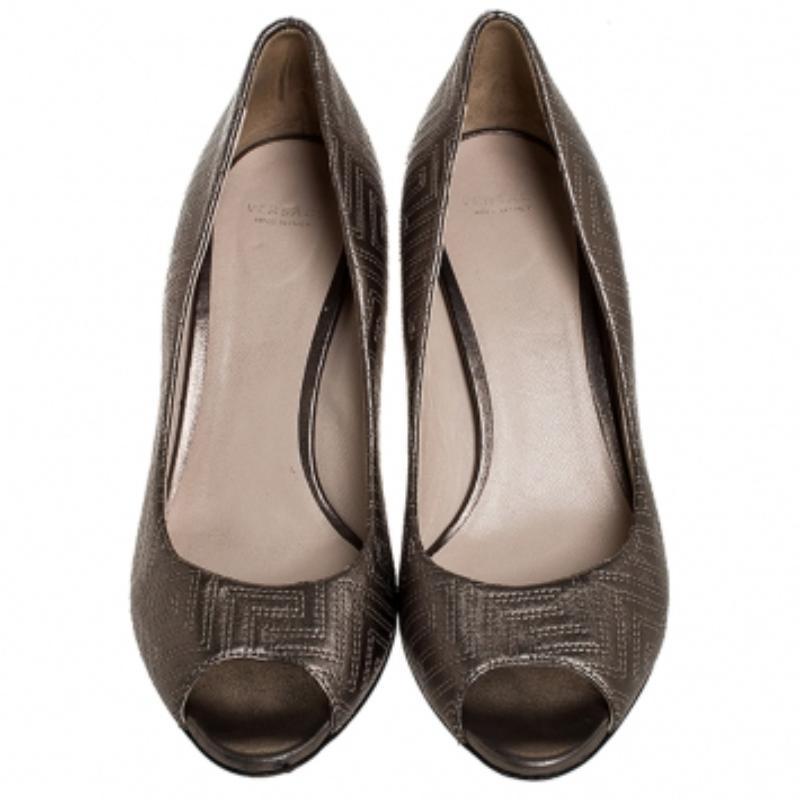 Versace Metallic Grey Embroidered Leather Peep Toe Platform Pumps Talla 38 Gris en venta