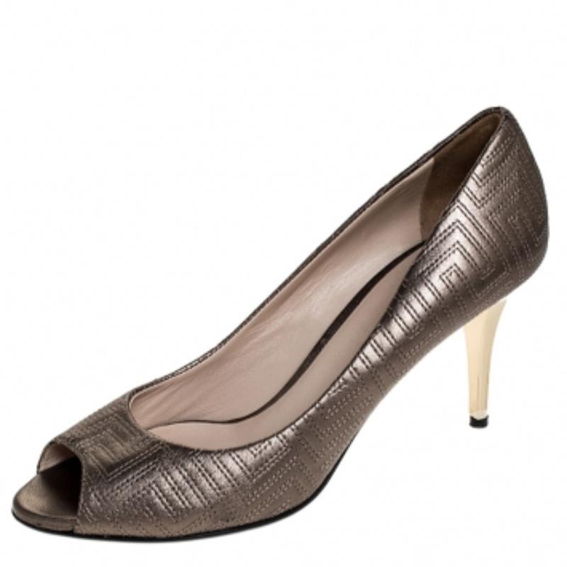 Versace Metallic Grey Embroidered Leather Peep Toe Platform Pumps Talla 38 en Bastante bueno estado para la venta en Dubai, Al Qouz 2