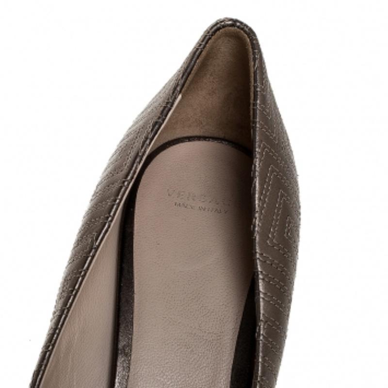 De las mujeres Versace Metallic Grey Embroidered Leather Peep Toe Platform Pumps Talla 38 en venta