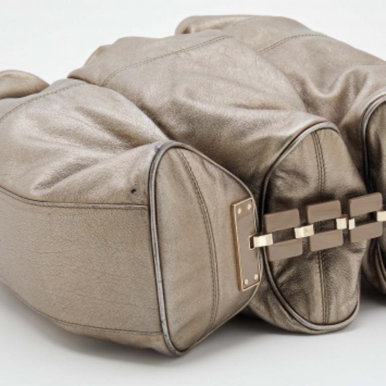 Versace Hobo en cuir gris métallisé en vente 5
