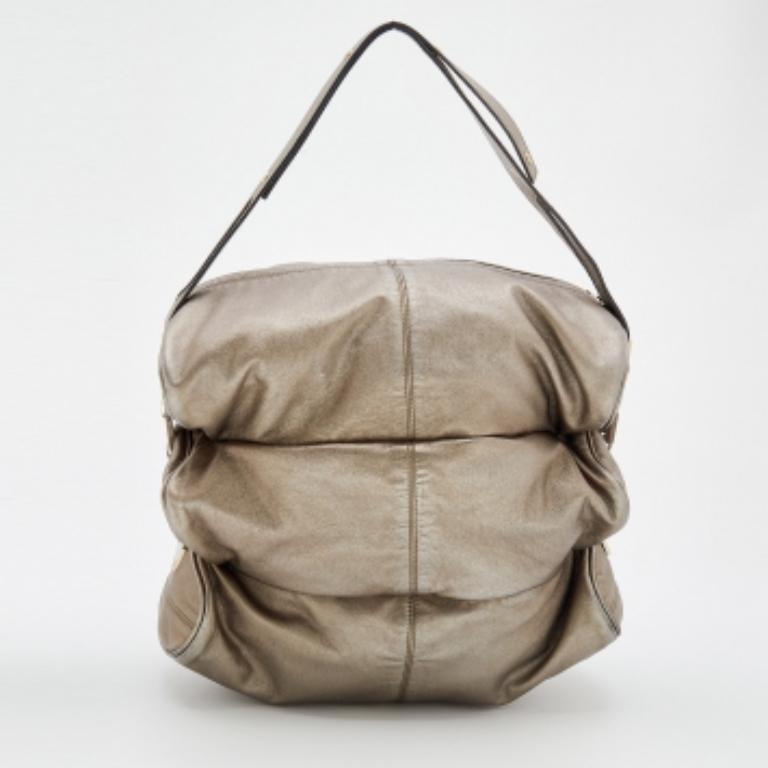 Confectionné en cuir, ce hobo de Versace est conçu avec un style minimal mais il représente une construction durable. L'intérieur spacieux du sac est doublé de satin et le hobo est retenu par une poignée unique.