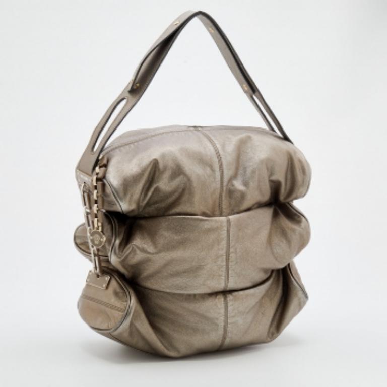 Versace Hobo en cuir gris métallisé Bon état - En vente à Dubai, Al Qouz 2