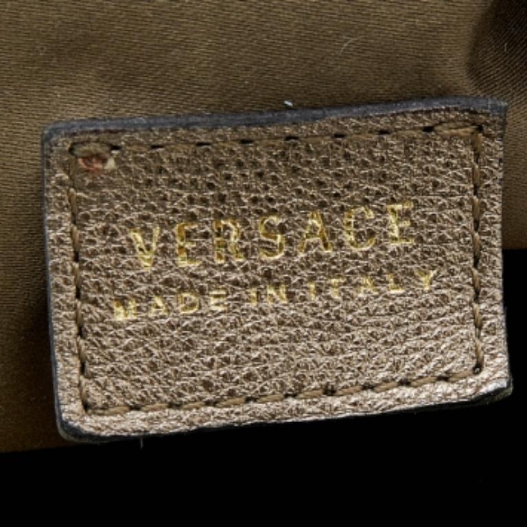 Versace Hobo en cuir gris métallisé en vente 2