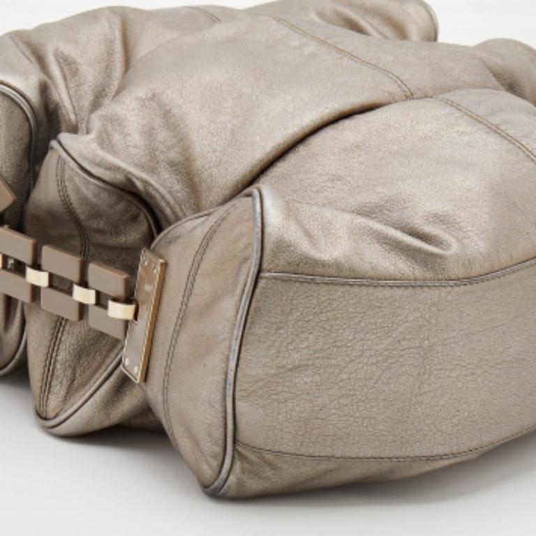 Versace Hobo en cuir gris métallisé en vente 4