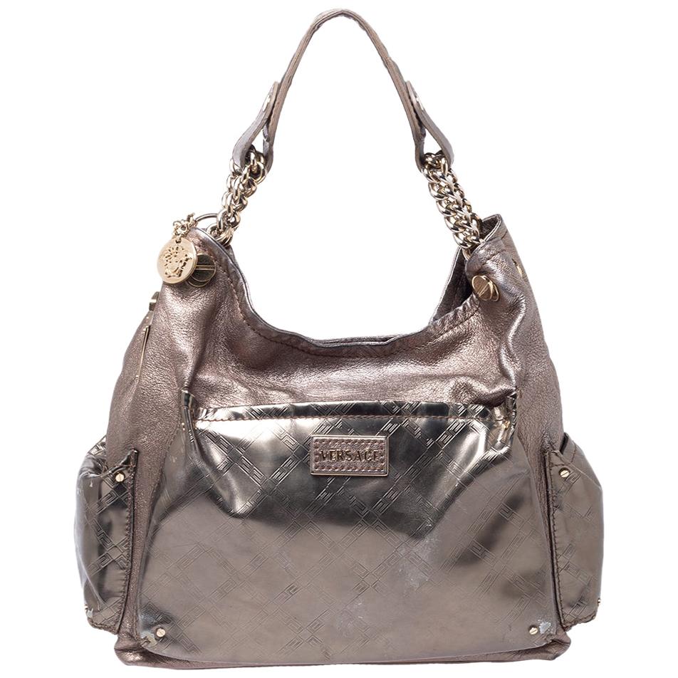 Versace Metallic Ledertasche Umhängetasche im Angebot