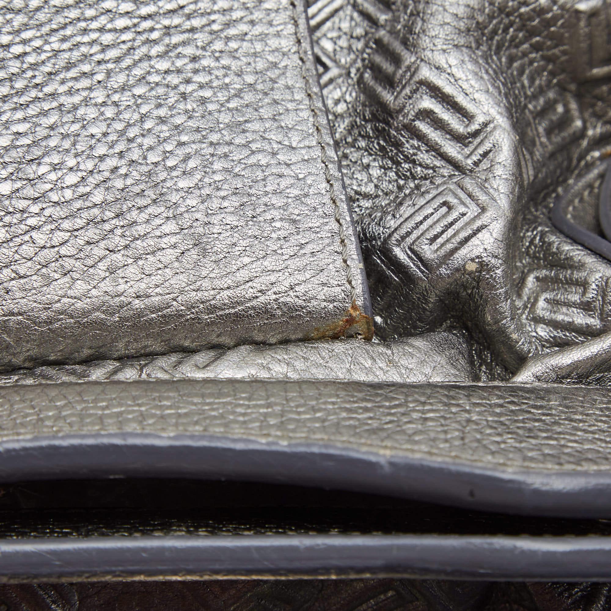Sacoche en cuir métallisé à maillons de chaîne Versace Silver en vente 6