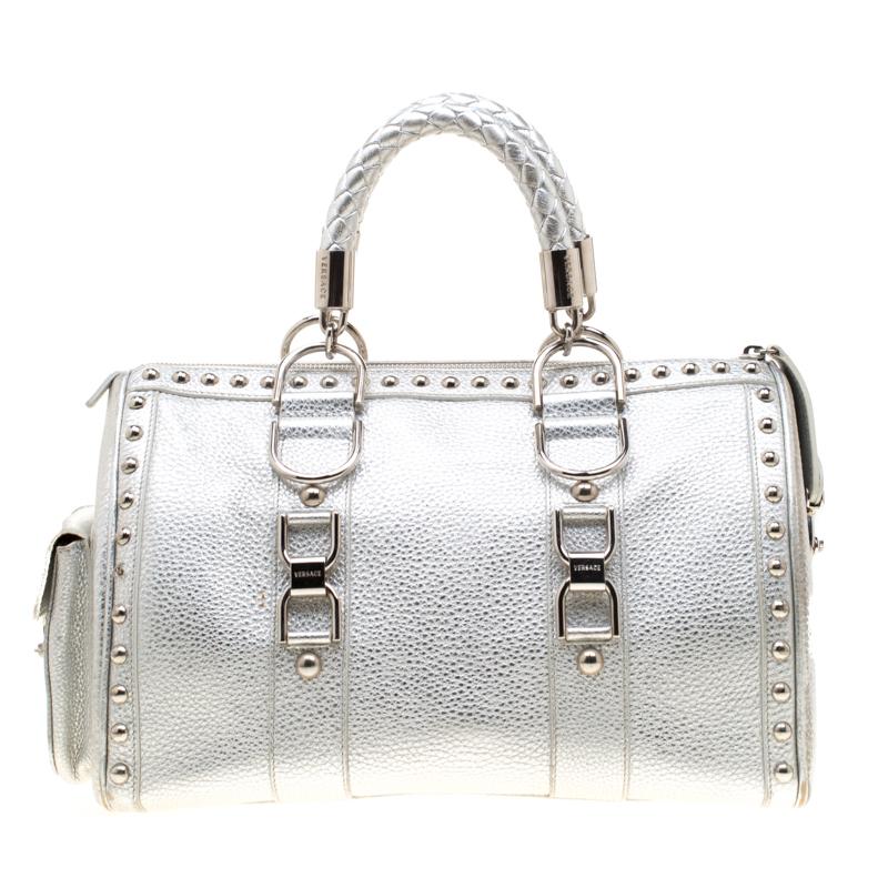 This Versace eye candy is crafted from metallic silver leather and detailed with silver-tone hardware with the logo plaque on the front. It has two short handles making it easier to carry it in the crook of your arm.

Includes: The Luxury Closet